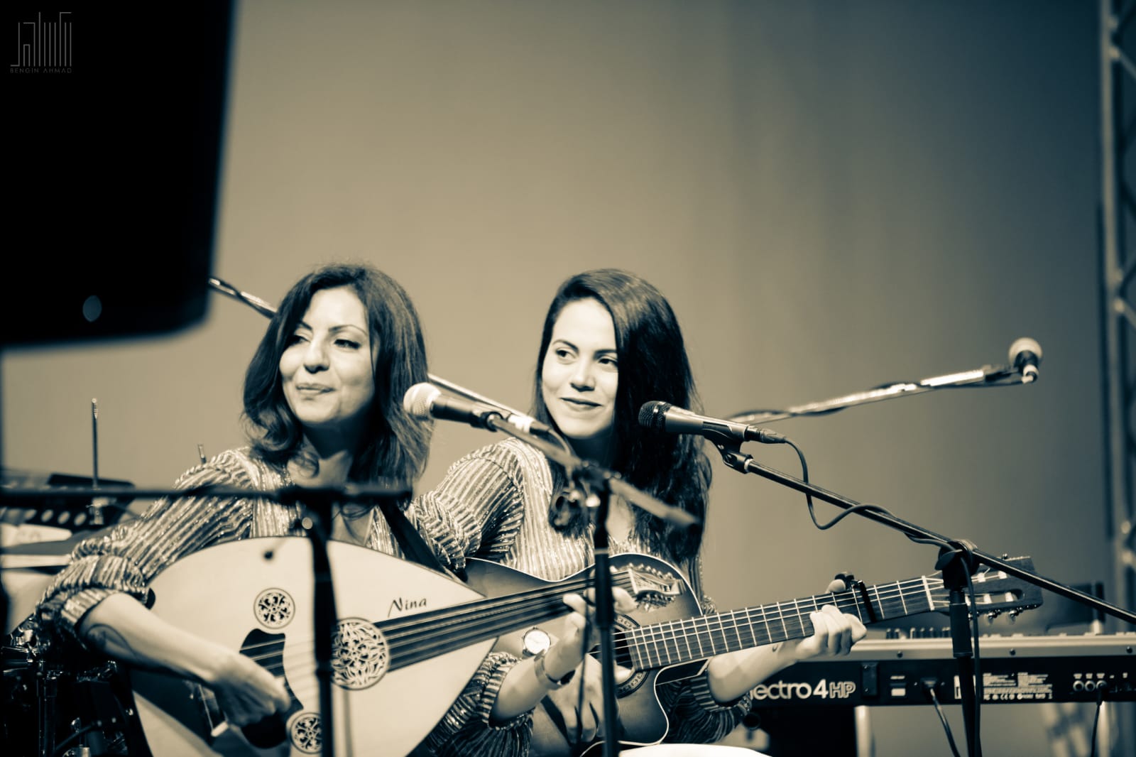 Nina Oud in a sepia-toned duo performance with a guitarist