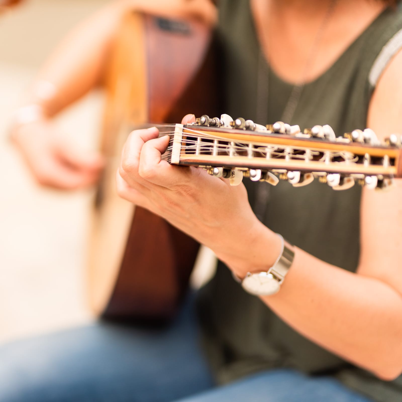 Close-up of Nina Oud's hands playing the oud strings
